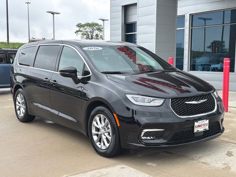 Used 2026 Chrysler Pacifica Limited FWD image 2