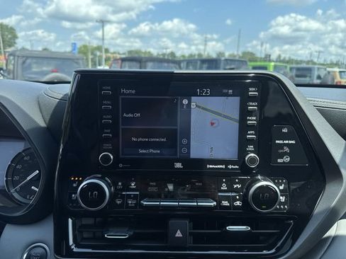 Used 2021 Toyota Highlander Limited AWD/4WD image 16