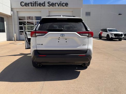 Used 2019 Toyota RAV4 XLE Premium image 4