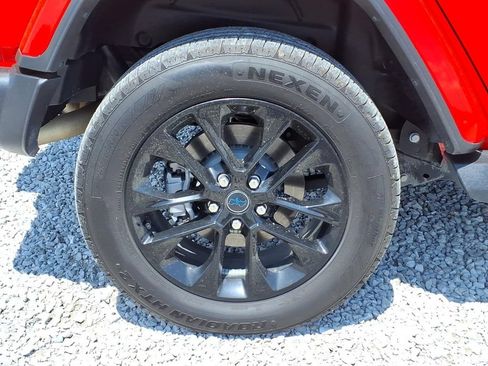 Used 2025 Jeep Wrangler Unlimited Sahara AWD/4WD image 16