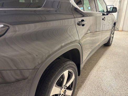 Used 2023 Chevrolet Traverse LT w/ LT Premium Package AWD/4WD image 10