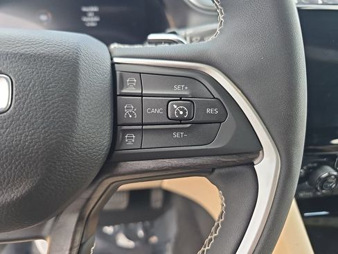 Used 2023 Jeep Grand Cherokee Limited AWD/4WD image 18