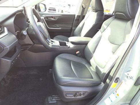 Used 2022 Toyota RAV4 XLE Premium image 9