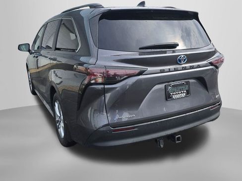 Used 2025 Toyota Sienna XLE w/ XLE Plus Package image 5