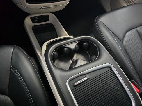 Used 2024 Chrysler Pacifica Touring-L image 35