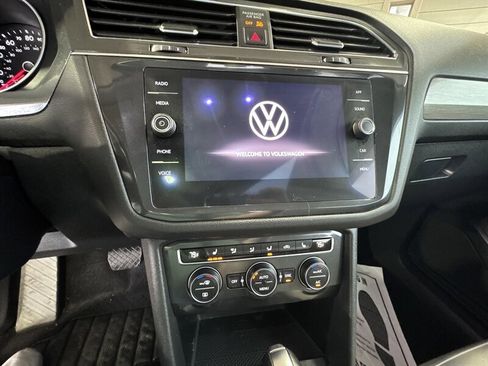 Used 2021 Volkswagen Tiguan SE w/ Panoramic Sunroof Package image 19