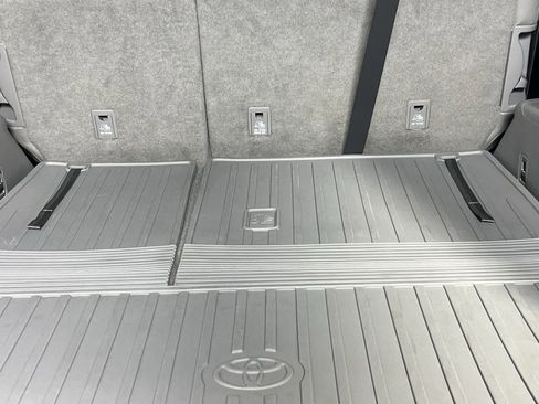 Used 2019 Toyota Highlander XLE image 25