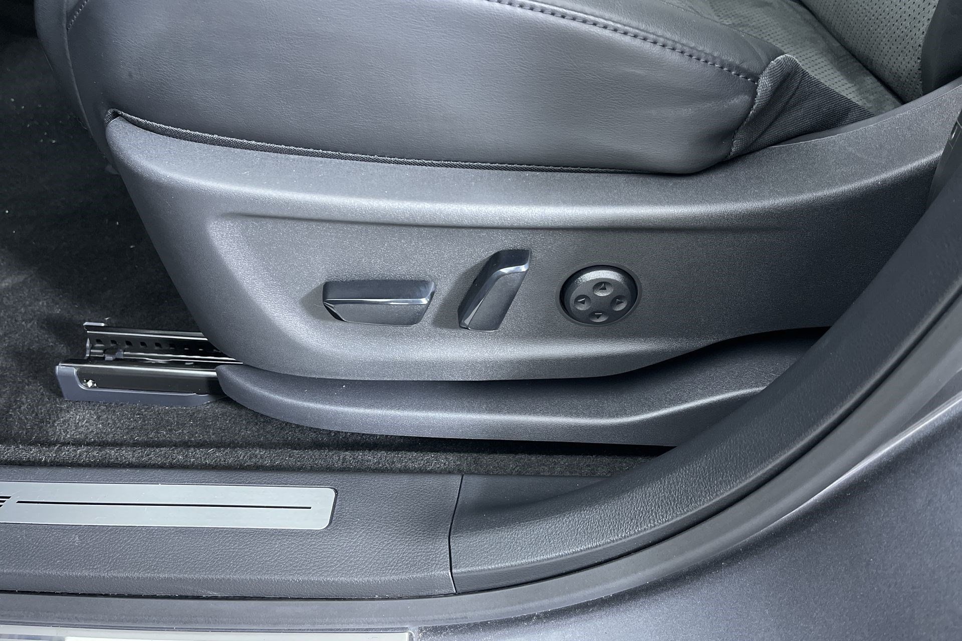 Certified 2024 Nissan Ariya AWD image 12