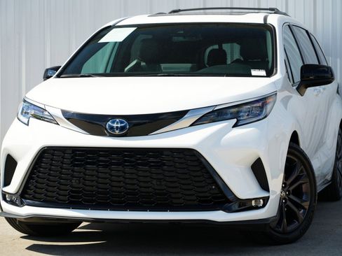 Used 2024 Toyota Sienna XSE image 3