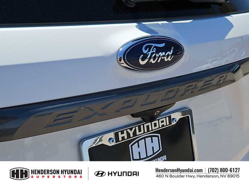 Used 2018 Ford Explorer XLT w/ Equipment Group 202A FWD image 12