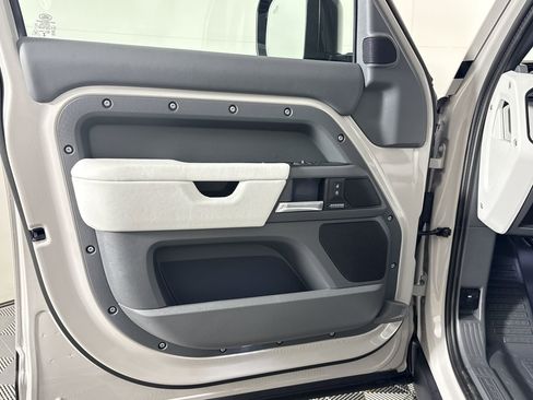 New 2026 Land Rover Defender 110 X-Dynamic SE image 18