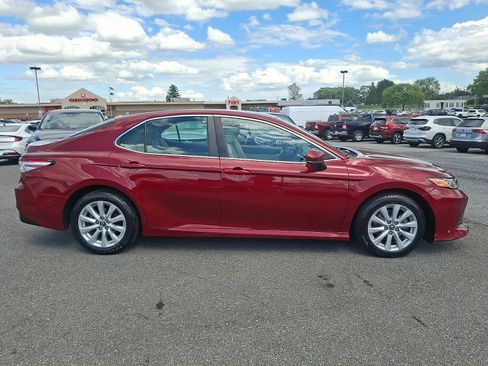 Used 2018 Toyota Camry LE FWD image 7