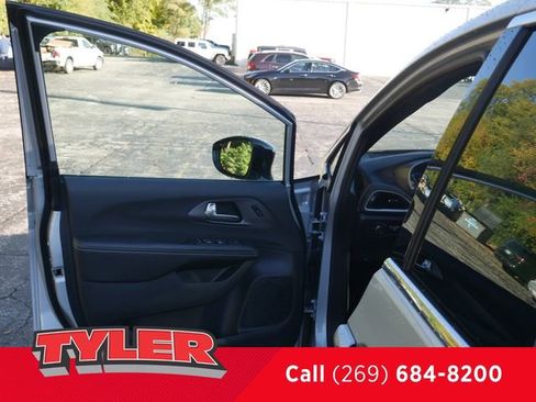 New 2026 Chrysler Pacifica Select image 22