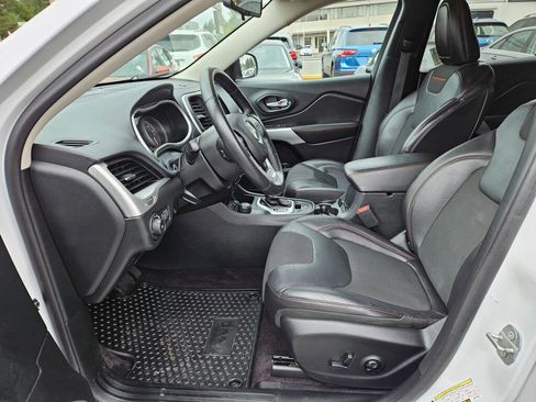 Used 2018 Jeep Cherokee Trailhawk AWD/4WD image 16