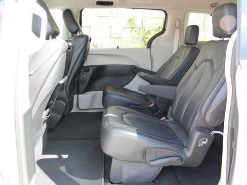 Used 2018 Chrysler Pacifica Touring-L Plus image 26