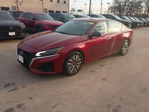 Used 2024 Nissan Altima 2.5 SV image 1