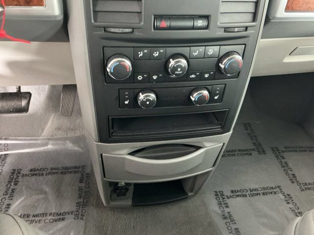 Used 2008 Chrysler Town & Country Touring FWD image 19