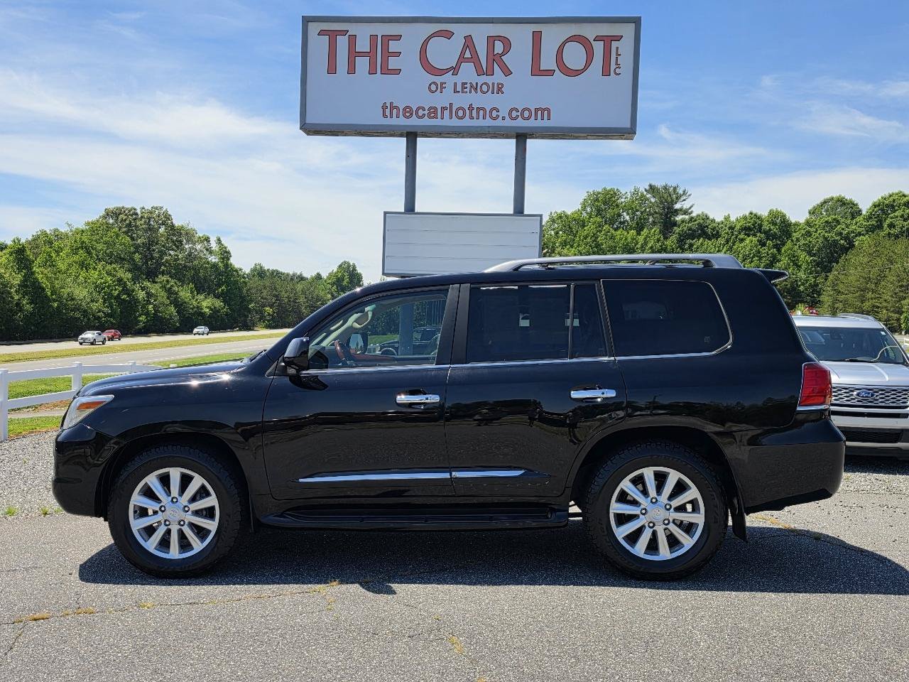 Used 2009 Lexus LX 570 4WD w/ Preferred Accessory Pkg image 2