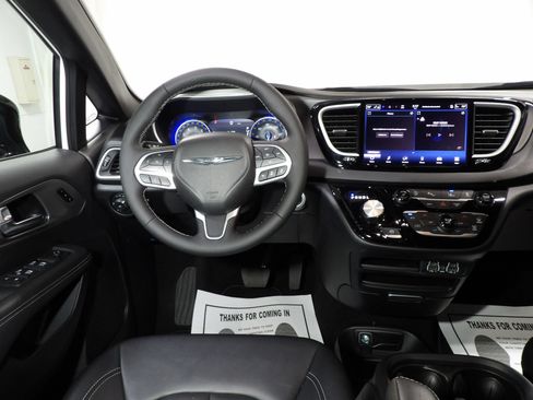 Used 2025 Chrysler Pacifica Select FWD image 16