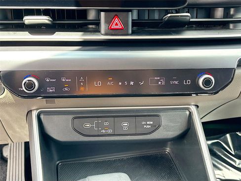 Used 2025 Kia Carnival FWD image 16