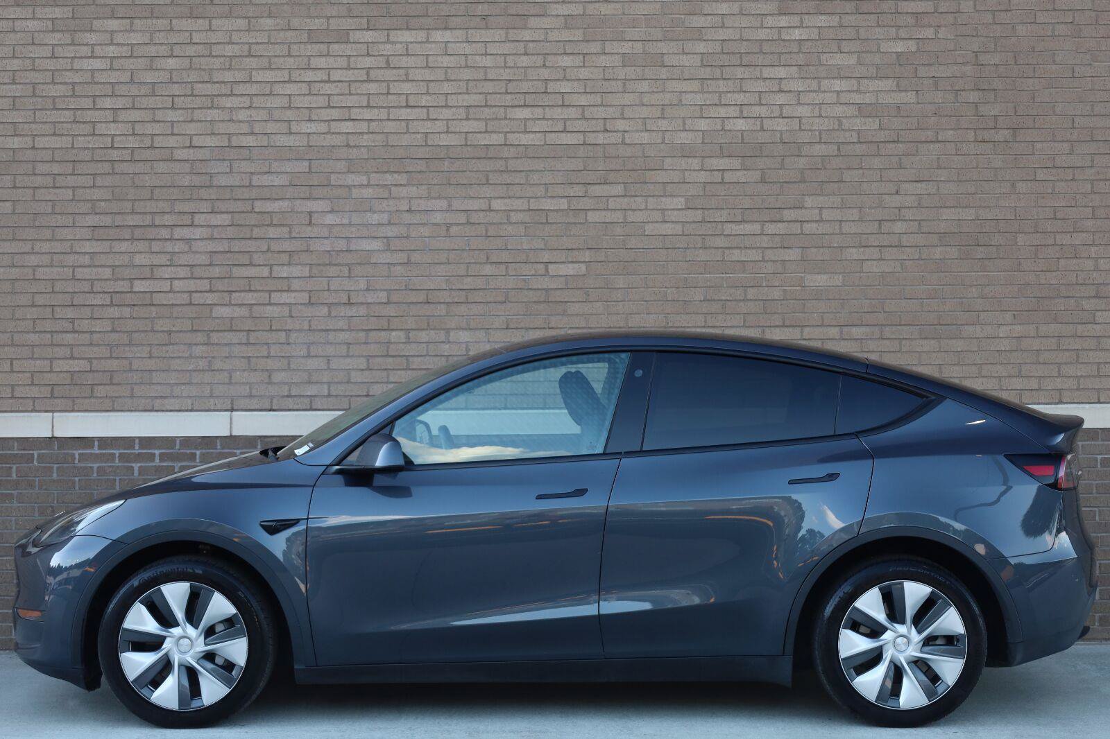 Used 2023 Tesla Model Y Long Range AWD/4WD image 2
