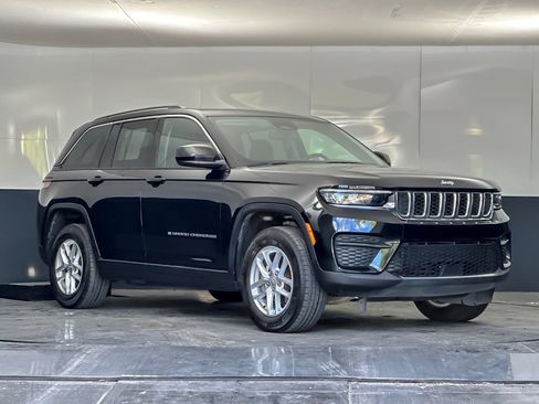 Used 2023 Jeep Grand Cherokee Laredo w/ Luxury Tech Group I AWD/4WD image 1