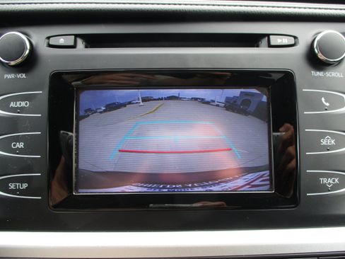 Used 2019 Toyota Highlander LE AWD/4WD image 21