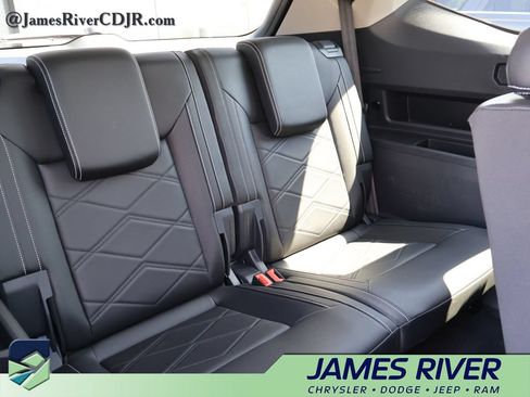 Used 2026 Volkswagen Atlas SE AWD/4WD image 12