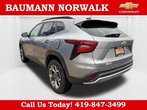 Used 2025 Chevrolet Trax LT w/ LT Convenience Package FWD image 5