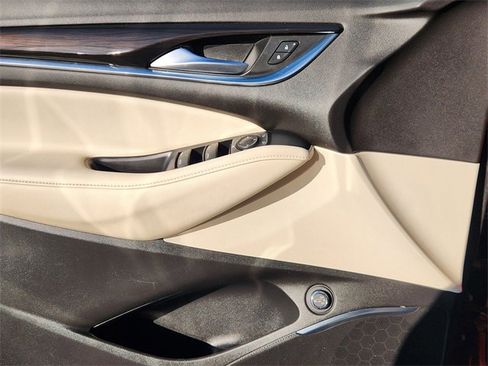 Used 2022 Buick Enclave Essence image 22