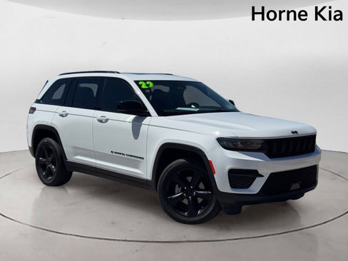 Used 2022 Jeep Grand Cherokee Altitude AWD/4WD image 2
