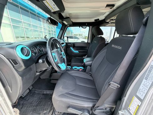 Used 2016 Jeep Wrangler Unlimited Sahara w/ Connectivity Group AWD/4WD image 21