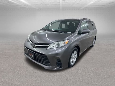 Used 2019 Toyota Sienna LE image 5