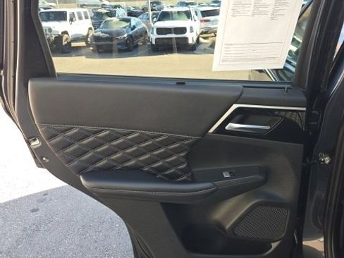 Used 2024 Mitsubishi Outlander 4WD Plug-In Hybrid image 17