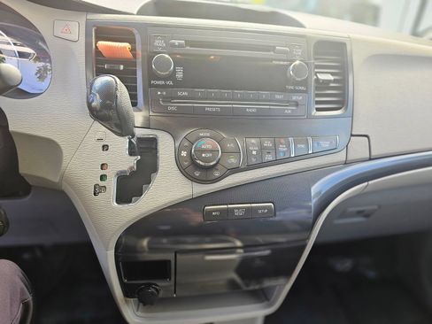 Used 2012 Toyota Sienna SE FWD image 14