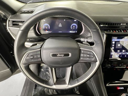 Used 2022 Jeep Grand Cherokee Altitude image 11