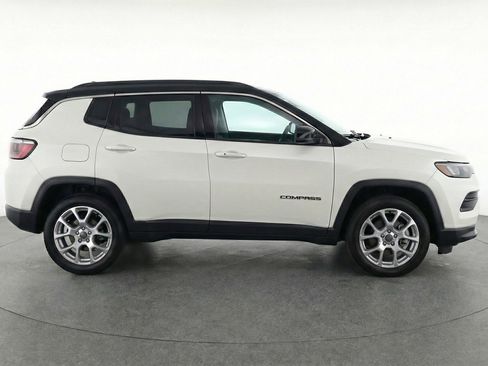 Used 2025 Jeep Compass Limited AWD/4WD image 11