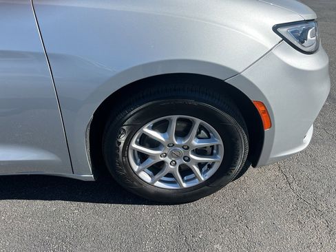 Used 2024 Chrysler Pacifica Touring-L image 10