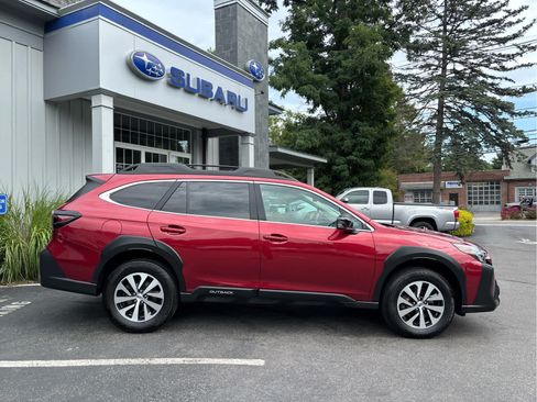 Used 2024 Subaru Outback Premium AWD/4WD image 2