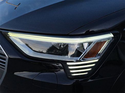 Used 2022 Audi e-tron Premium image 36