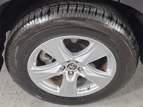 Used 2022 Toyota Highlander LE image 9