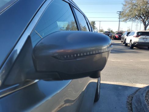 Used 2016 Nissan Rogue SV w/ SV Premium Package image 4