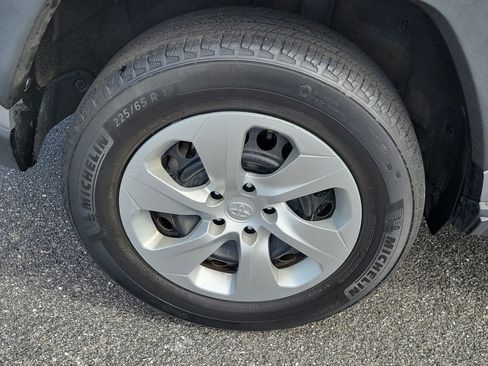 Certified 2019 Toyota RAV4 LE FWD image 10