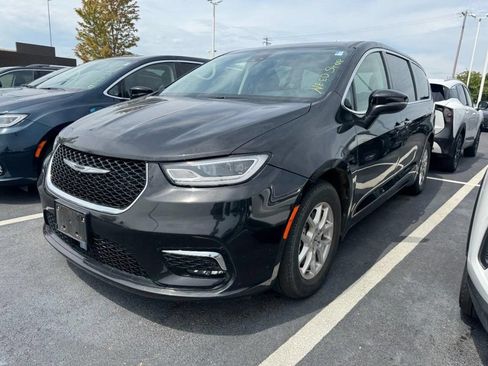 Used 2023 Chrysler Pacifica Touring-L FWD image 3