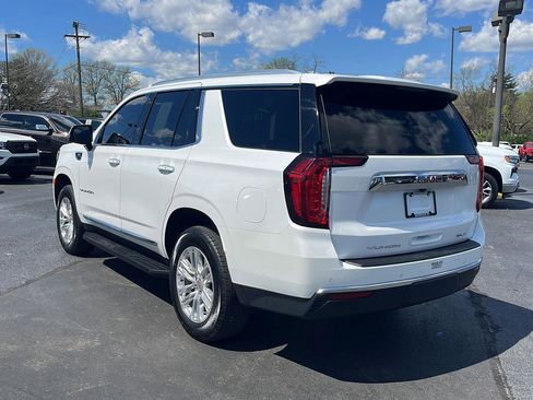 Used 2024 GMC Yukon SLT w/ SLT Luxury Package image 3