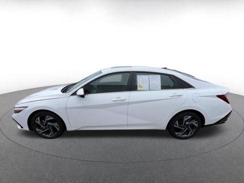 Used 2025 Hyundai Elantra Limited image 8