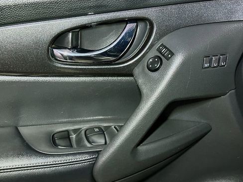 Used 2018 Nissan Rogue SV w/ Premium Package image 15