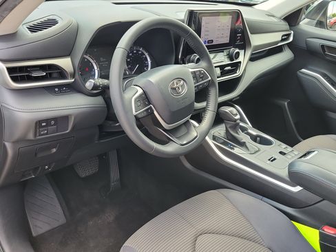 Used 2023 Toyota Highlander LE FWD image 22