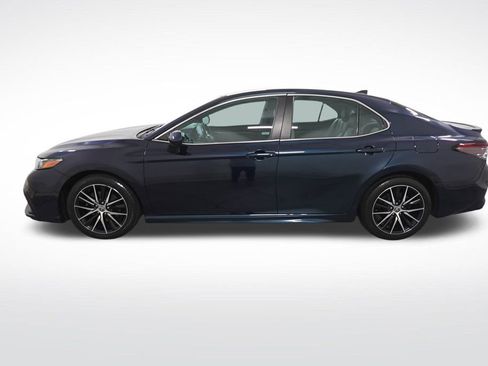 Used 2021 Toyota Camry SE image 2