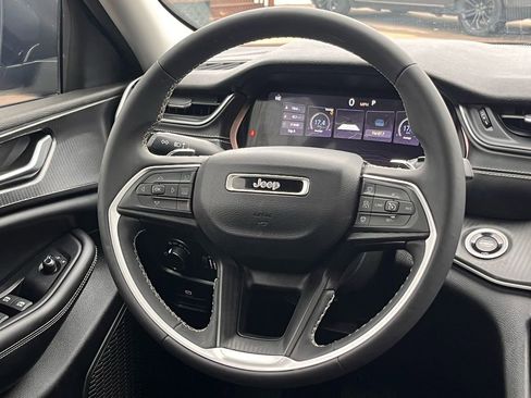 Used 2023 Jeep Grand Cherokee Laredo X image 20